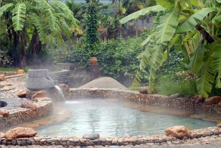 坐落在热带雨林里的海南度假酒店独特的野溪温泉如同世外桃源